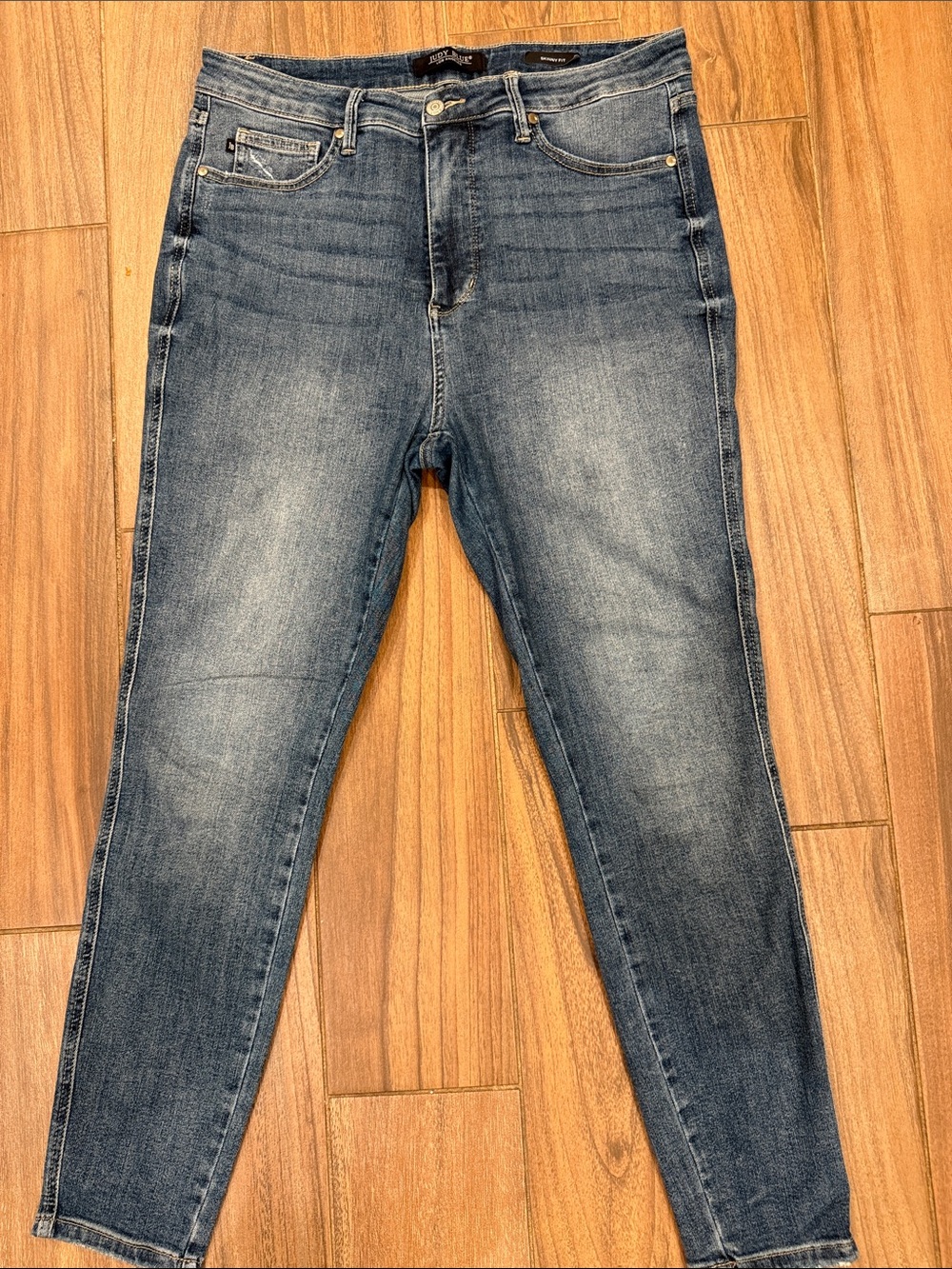 JUDY BLUE High-Rise Skinny Fit Jeans. Waist 17”. Rise 12”. Inseam 28”
